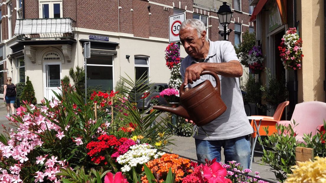 Monir verzorgt de bloemen voor zijn restaurant