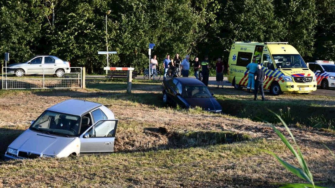 Twee auto's rijden tientallen meters het weiland in na opmerkelijk ongeval in Den Ham