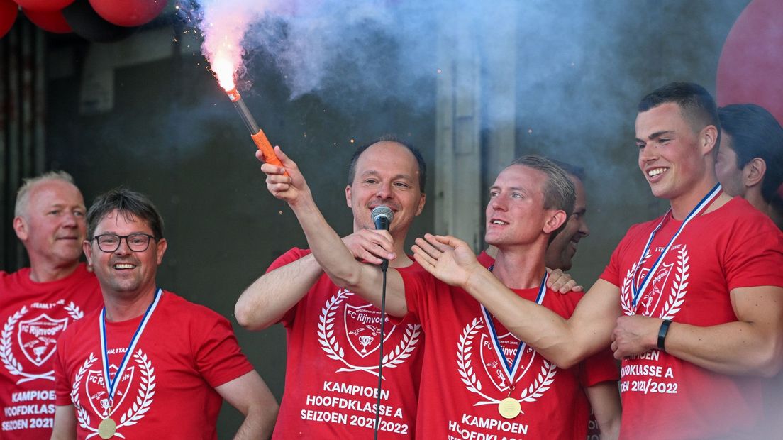 Thomas Duivenvoorden (met microfoon) tijdens het kampioensfeest van FC Rijnvogels