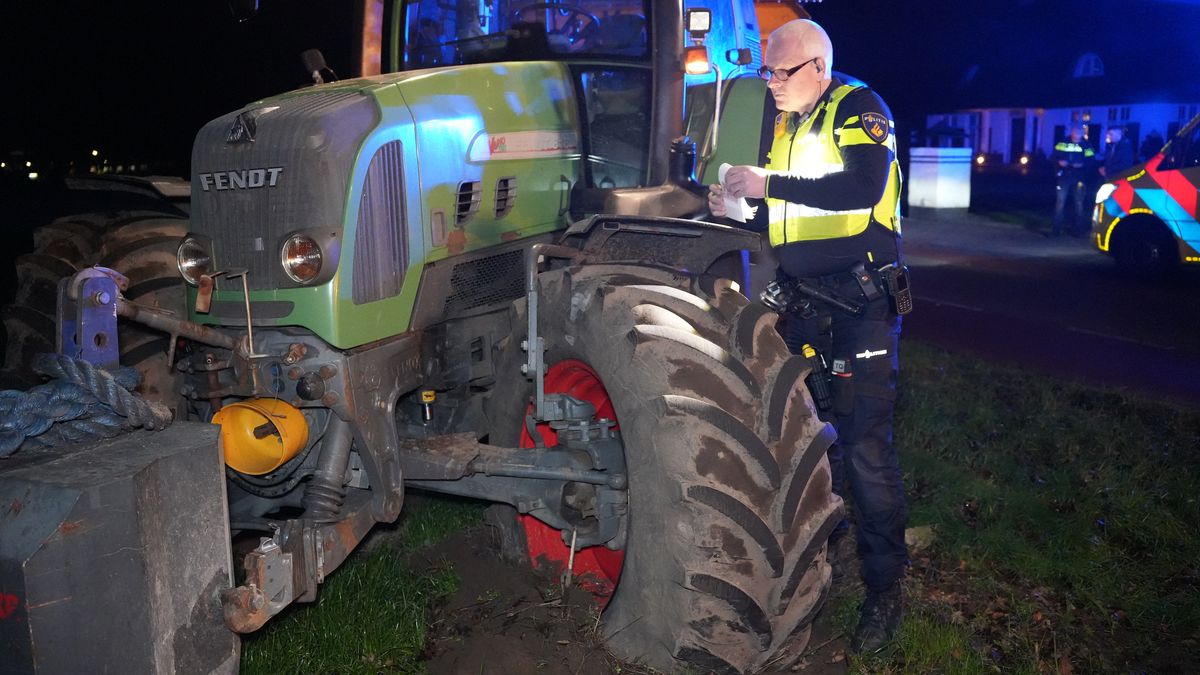 Trekker en auto in puin na aanrijding tussen Zwolle en Hoonhorst