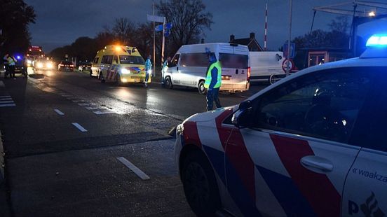 Fietser ernstig gewond bij botsing met bestelbus in Uffelte. Fietser ernstig gewond bij botsing met bestelbus in Uffelte.