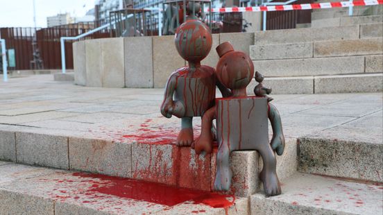 Sprookjesbeelden in Scheveningen besmeurd met rode vloeistof en teksten over satanische rituelen Sprookjesbeelden in Scheveningen besmeurd met rode vloeistof en teksten over satanische rituelen