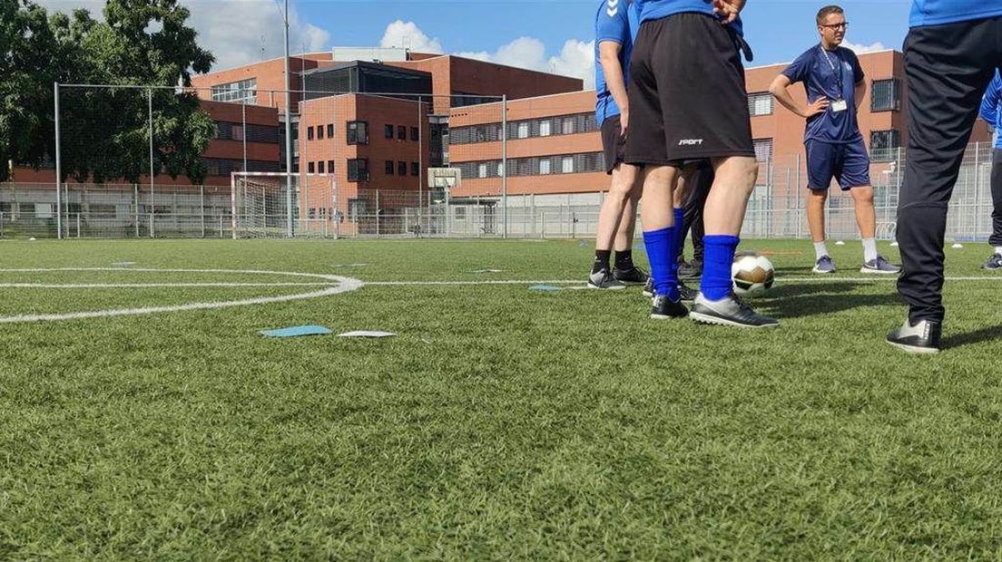 De Graafschap geeft trainingen aan gevangenen.