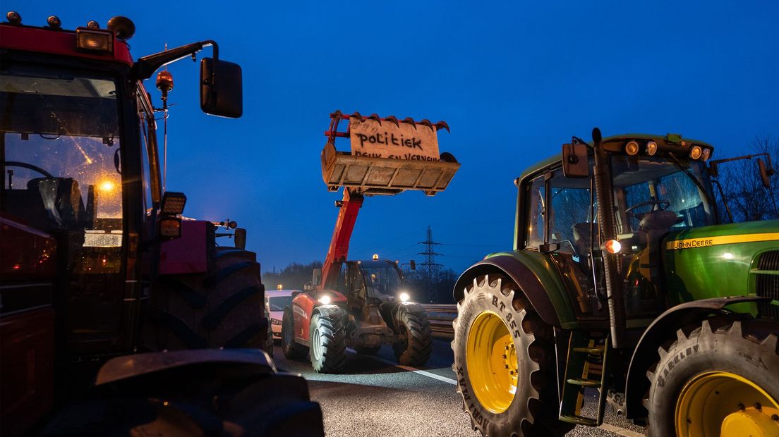 Boeren en bouwers protesteren samen door snelwegen te blokkeren