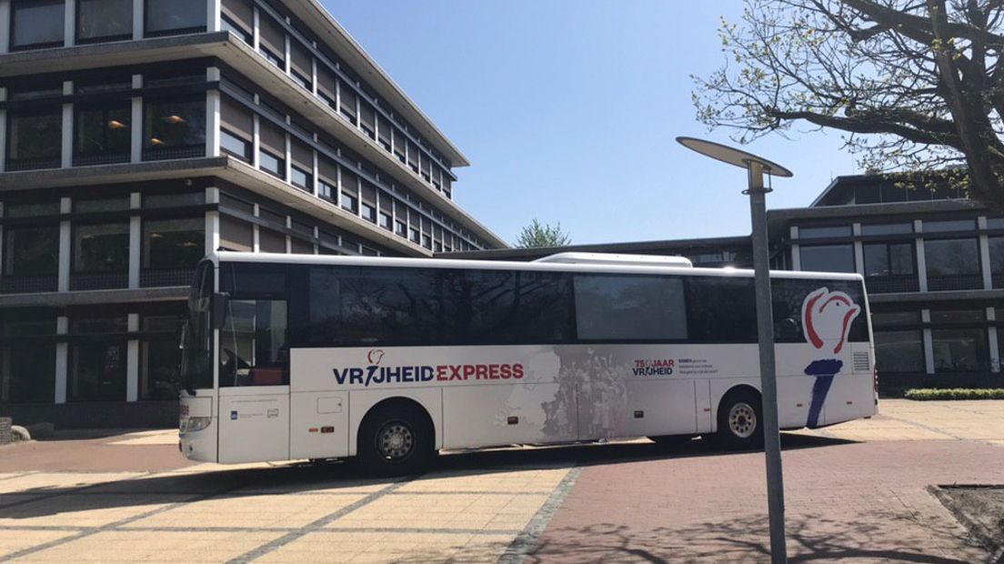 De bus is ontworpen voor de viering van 75 jaar vrijheid (Rechten: RTV Drenthe/Josien Feitsma)