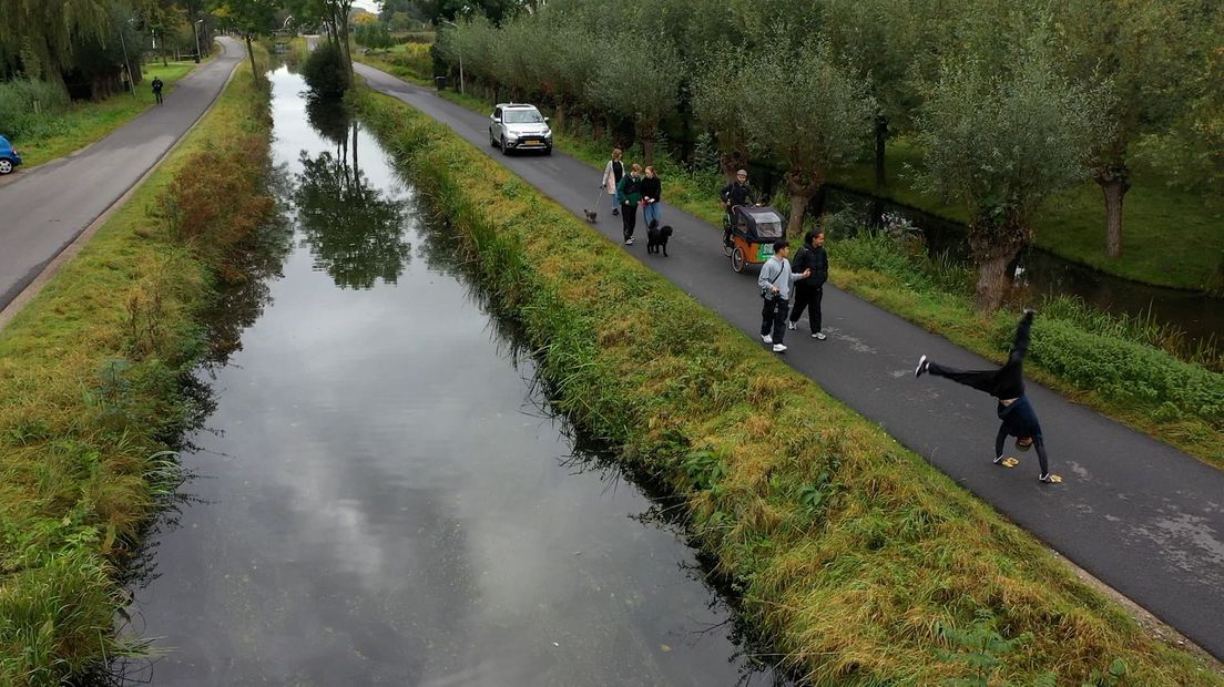 Al radslagend door de polder in Nieuwland