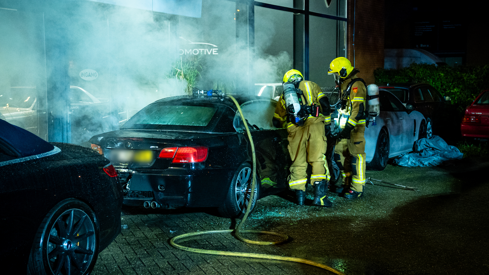 De brandweer moest een paar ruiten openbreken om de brand goed te kunnen blussen.