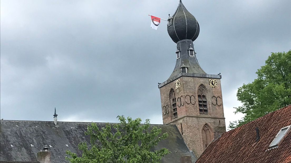 In Dwingeloo prijkt een Feyenoordvlag op de kerktoren (Rechten: Twitter.com / Markus @MarkBartJan)