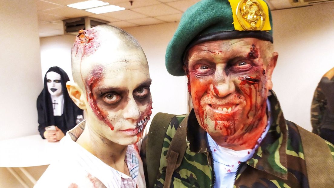 Professioneel geschminkte acteurs laten bezoekers aan de Halloween Drive Thru schrikken