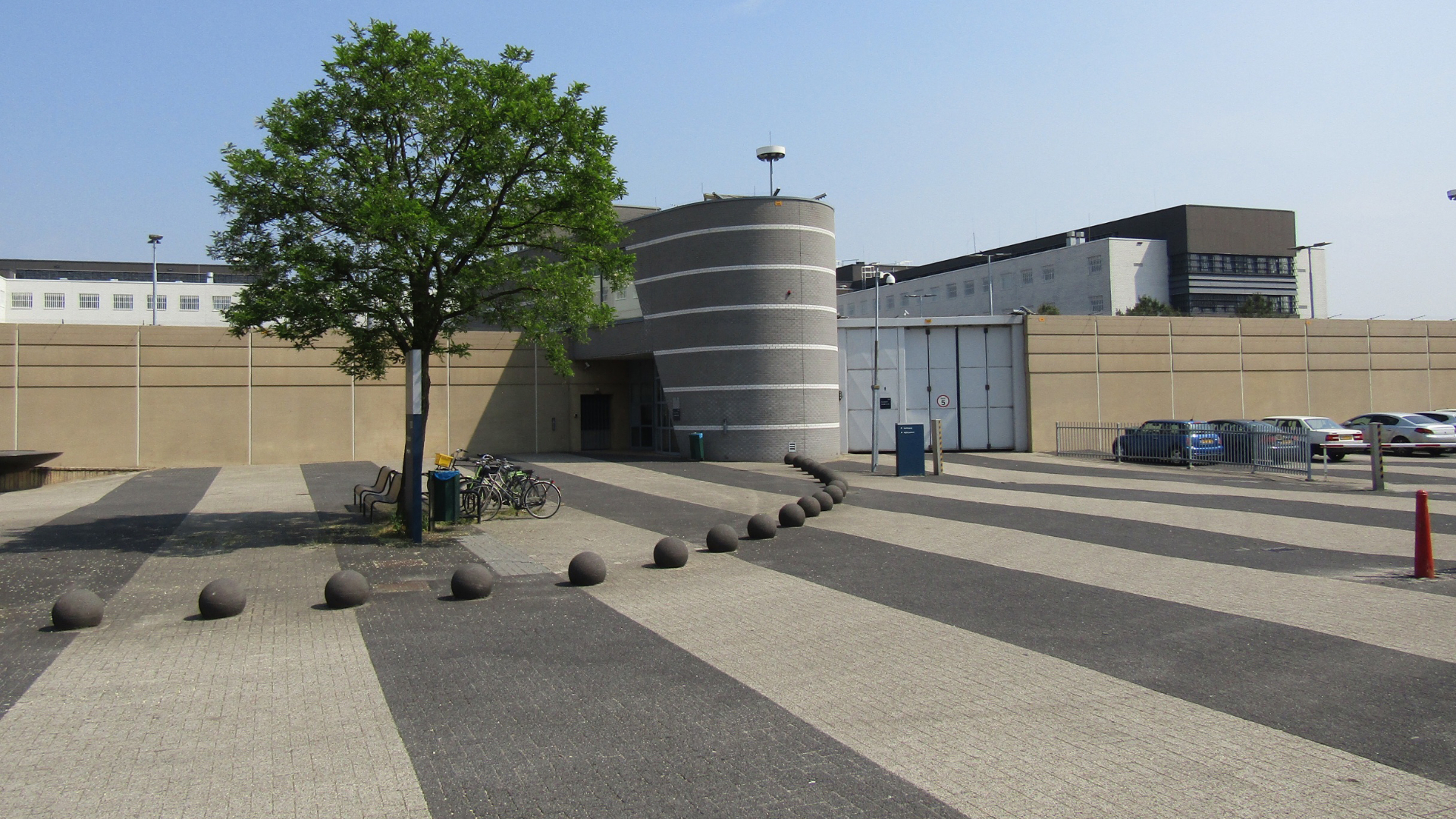 Medewerker gevangenis Nieuwegein ontslagen vanwege ongepaste relatie met gevangene