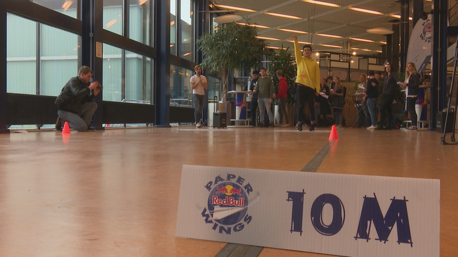 Wie wordt de nieuwe wereldkampioen papierenvliegtuigjesgooien? RTV Oost