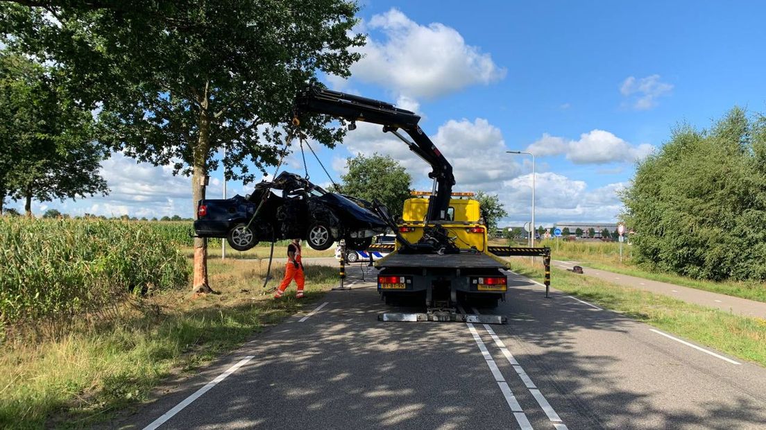 Berger takelt autowrak weg na fataal ongeluk in Staphorst