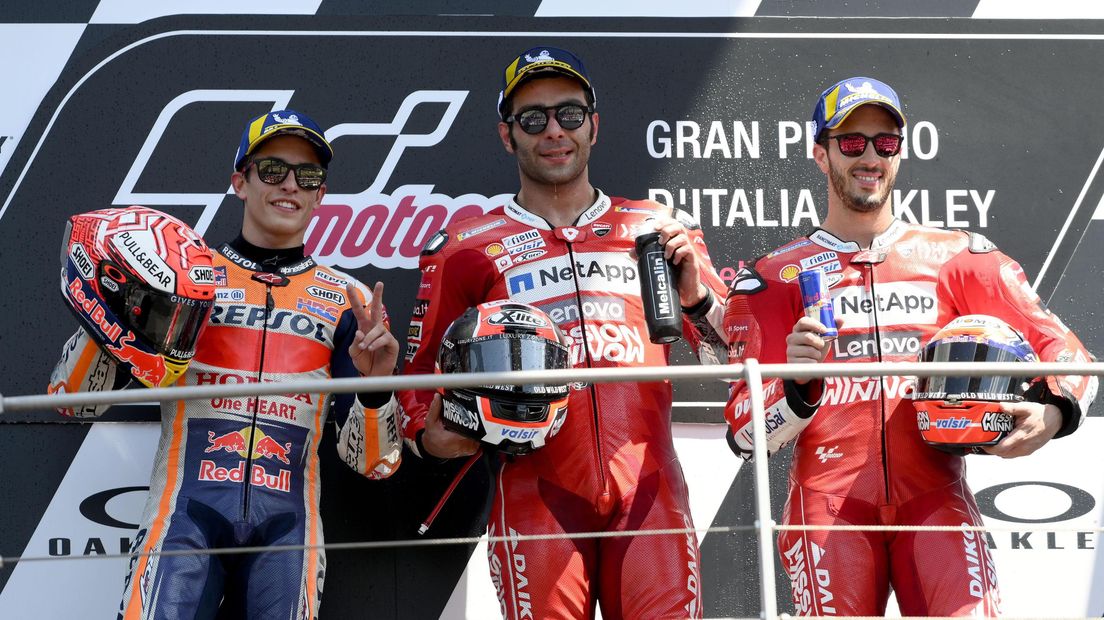 Márquez, Petrucci en Dovizioso op het podium na de GP van Italië op het circuit van Mugello (Rechten: EPA / Claudio Giovannini)