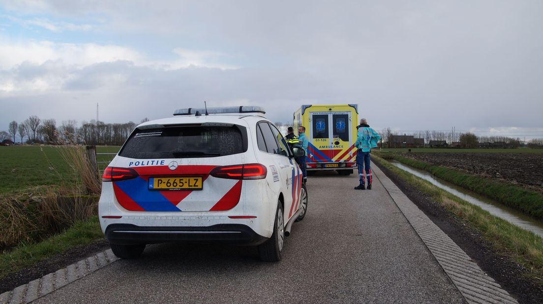 Hulpdiensten ontfermen zich over de scooterbestuurder