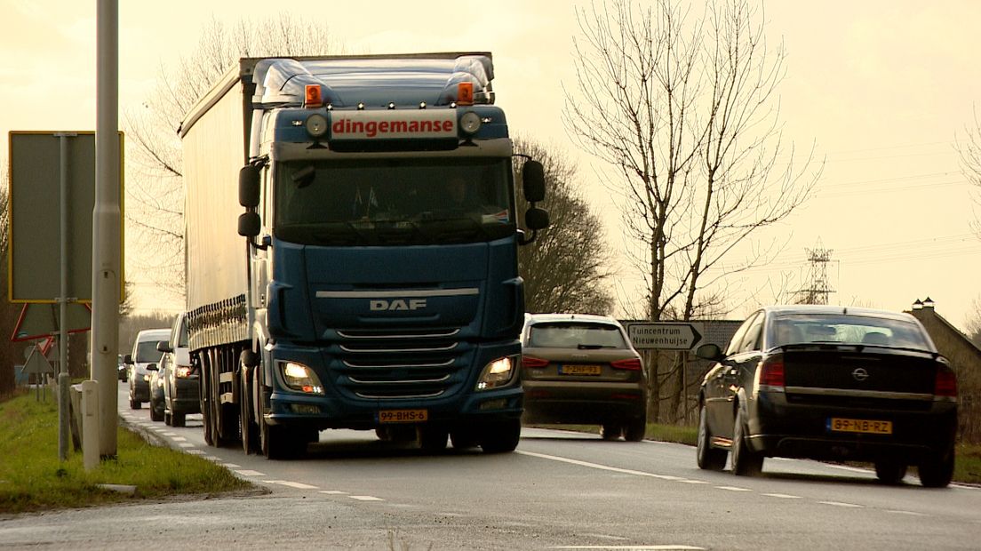 Druk verkeer op de Zanddijk tussen Yerseke en de A58