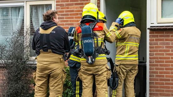 Politie valt woning binnen en houdt man aan, vermoedelijk om hennepkwekerij