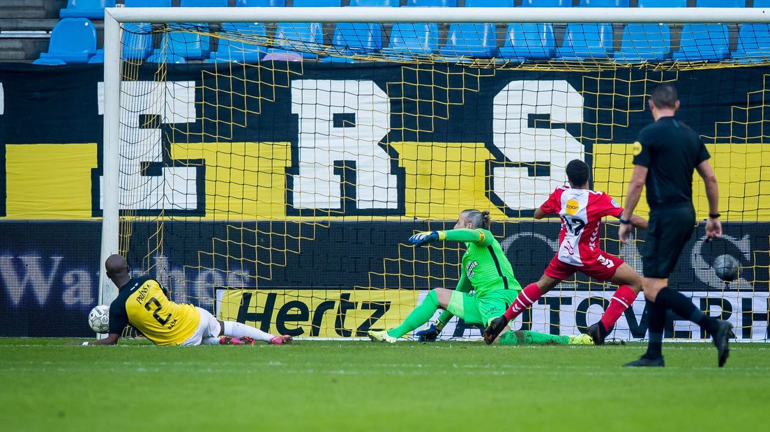 Carty krijgt dé kans op 3-2, maar raakt de bal niet goed. "Ik schrok eigenlijk."