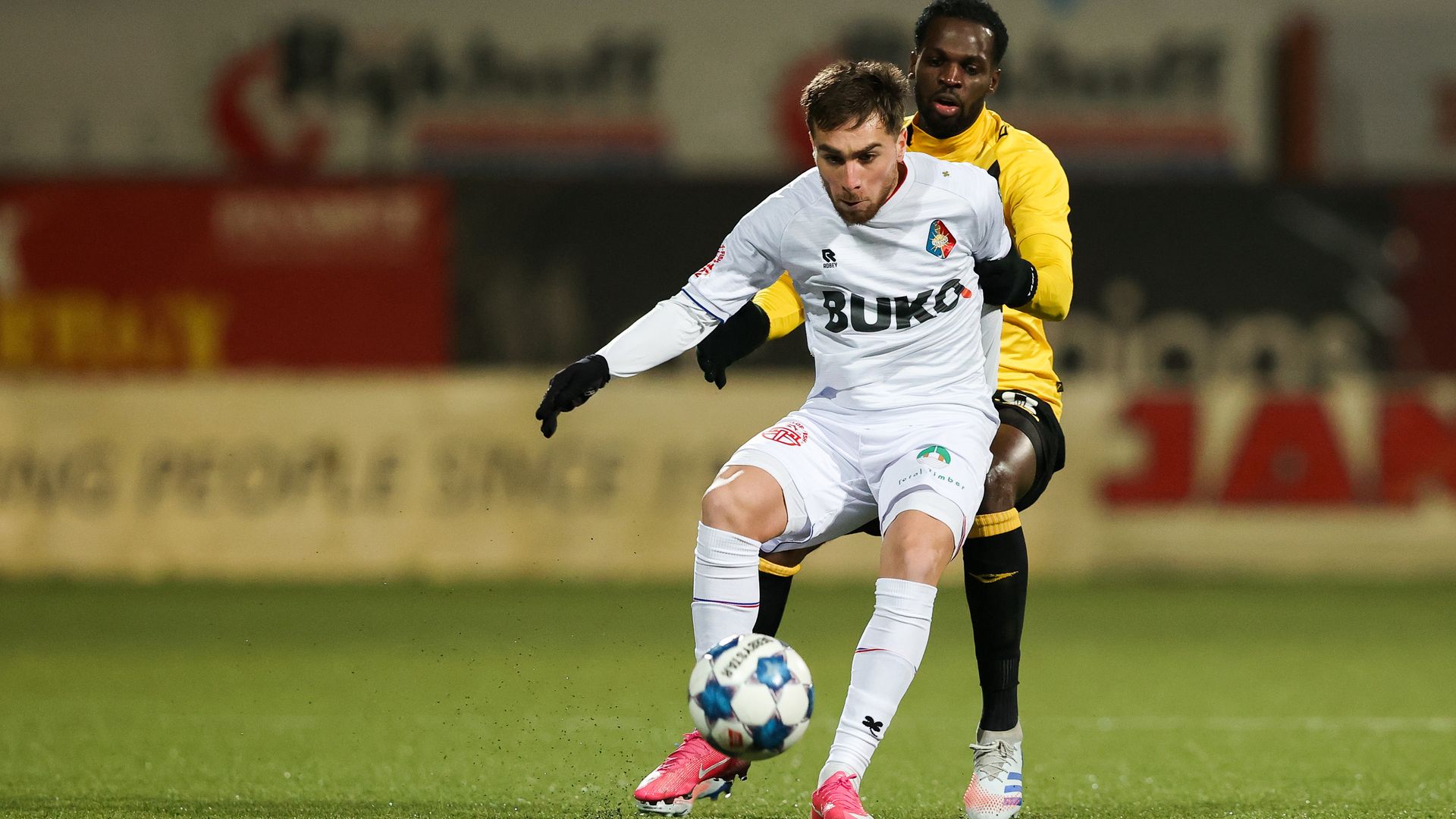 Ozan Kökcü afgelopen seizoen in actie tegen NAC