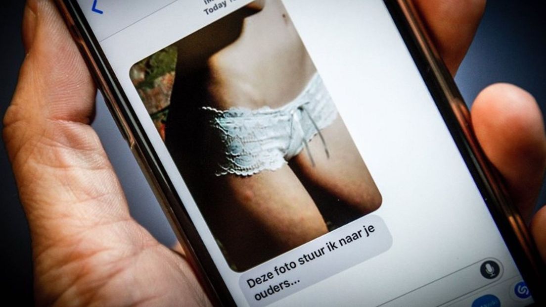 Illustratief beeld van een telefoon met 'Sextortion'.