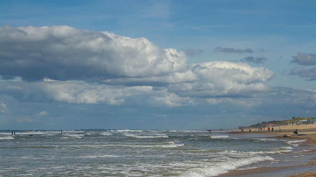 De kust met mooie wolken bij Westkapelle