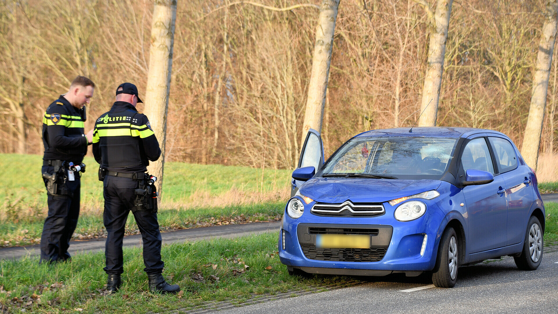 Fietser raakt gewond na botsing met auto op Zanddijk in Kruiningen