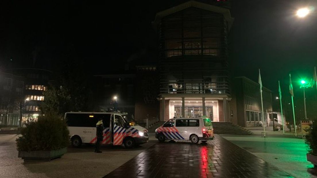 Politie houdt toezicht op het Stadhuisplein in Vlissingen.