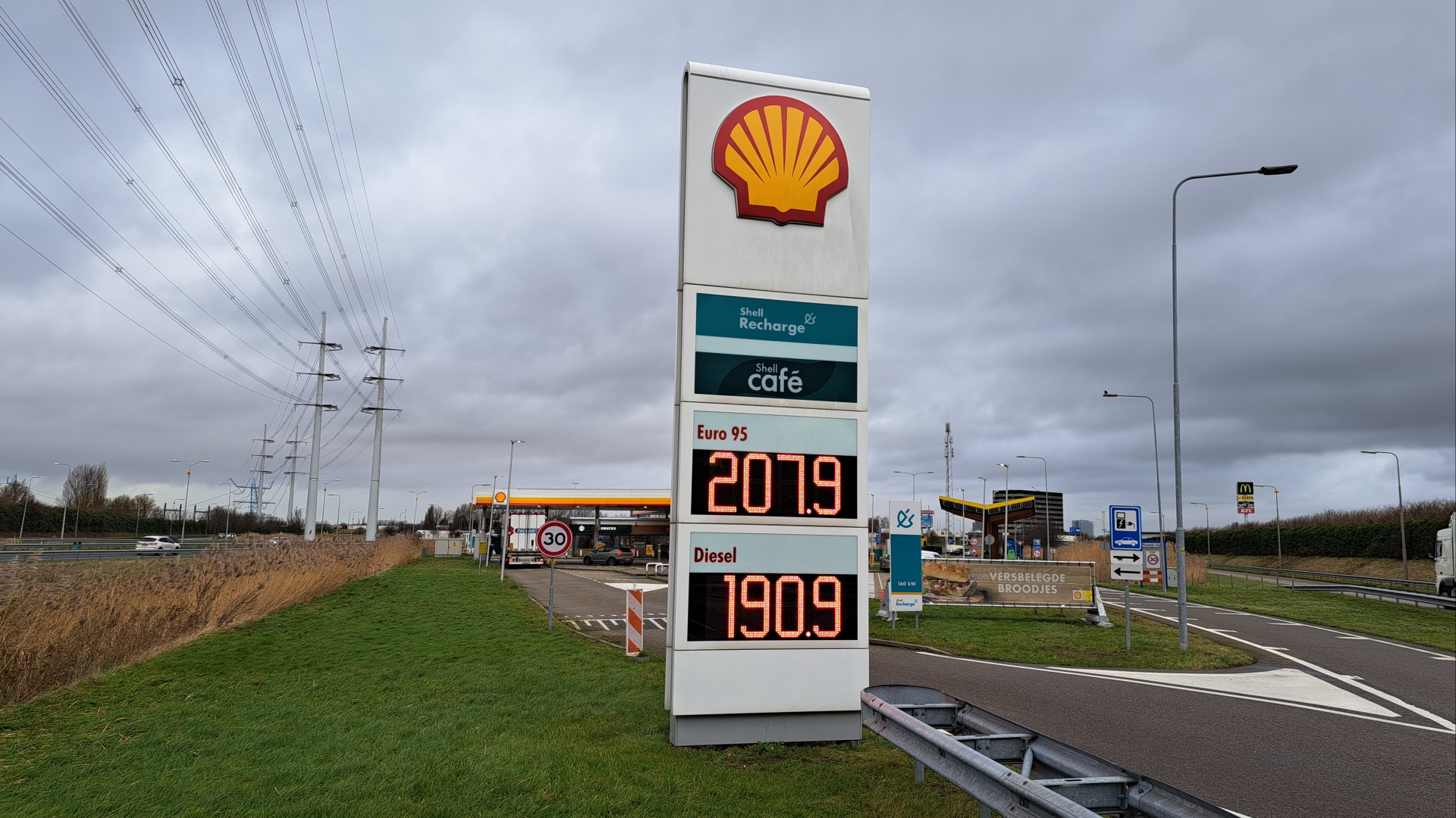 Waarom verschillen tankstations tegenover elkaar 25 cent per liter