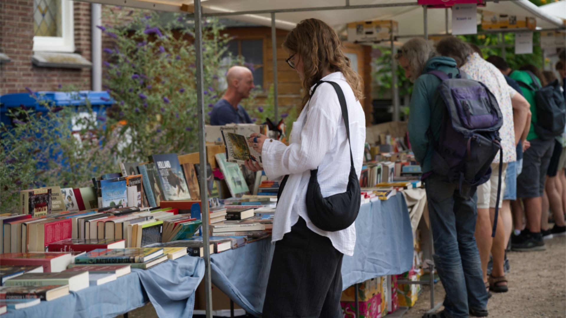 Bredevoort maakt zich op voor Internationale Augustus-boekenmarkt bij de Koppelkerk.