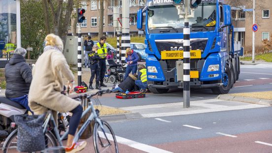 Vrouw in elektrische rolstoel komt in botsing met vrachtwagen in Amersfoort. Vrouw in elektrische rolstoel komt in botsing met vrachtwagen in Amersfoort.