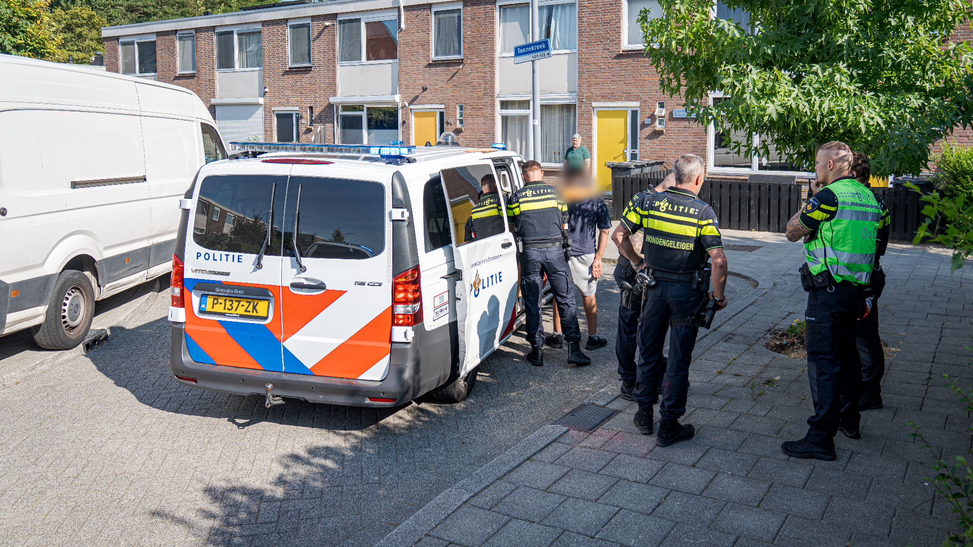 De pakketbezorger is inmiddels aangehouden.