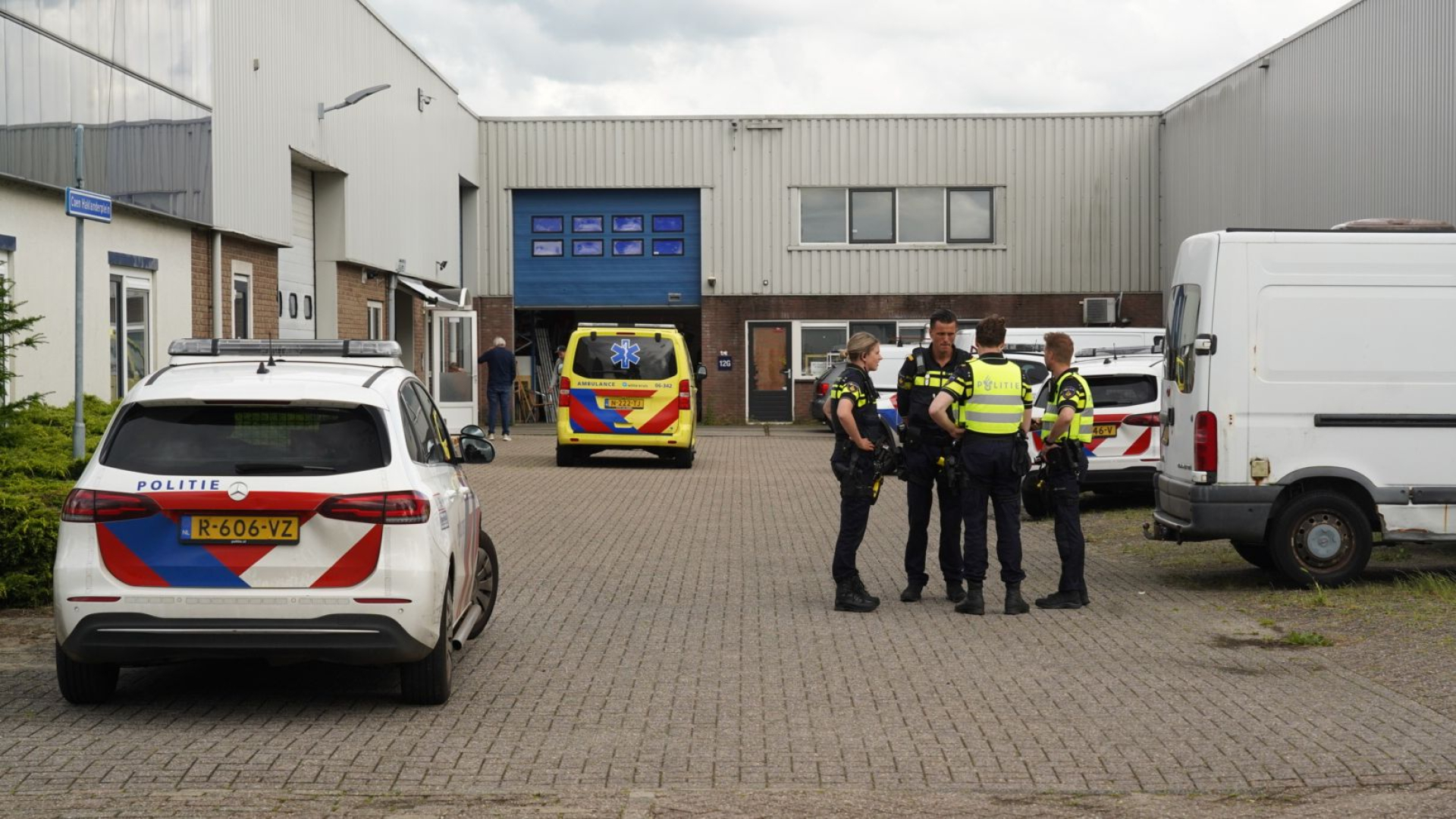 Foto: Persoon met spoed naar ziekenhuis na ongeval bij bedrijf