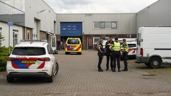 Ongeval bij bedrijf, persoon met spoed naar ziekenhuis