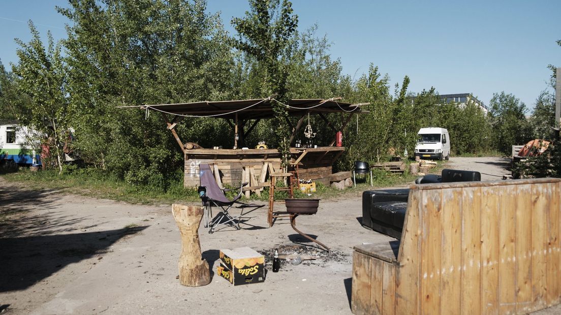 Een zelfgemaakte bar op het terrein