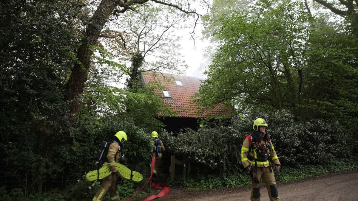 Brand in meterkast van woning, brandweer moet dak slopen