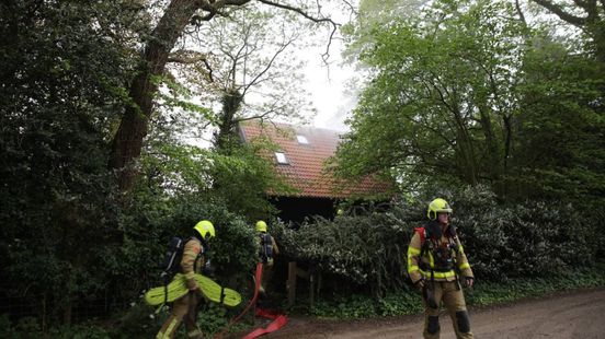 Brand in meterkast van woning, brandweer moet dak slopen