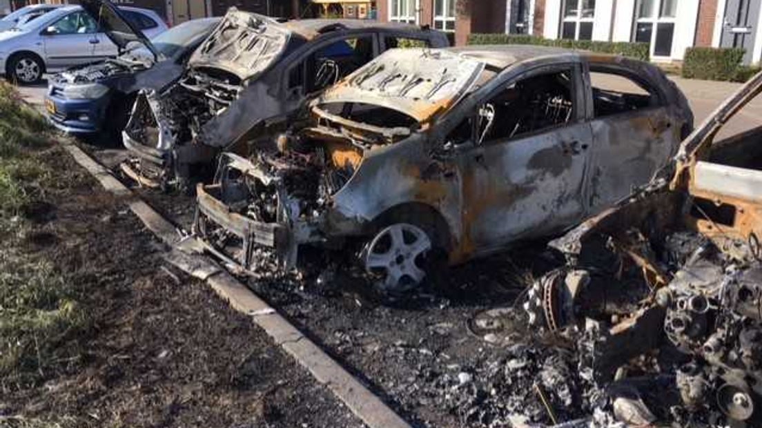 In Culemborg zijn donderdagavond drie auto's in vlammen opgegaan. De voertuigen stonden naast elkaar geparkeerd op de Steven van Beusichemlaan in de wijk Parijsch-Zuid. Een vierde auto liep zware schade op.