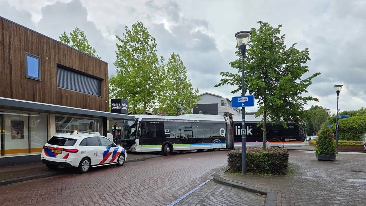 Lege bus botste op lege kapsalon in Leek: Qbuzz betreurt schade