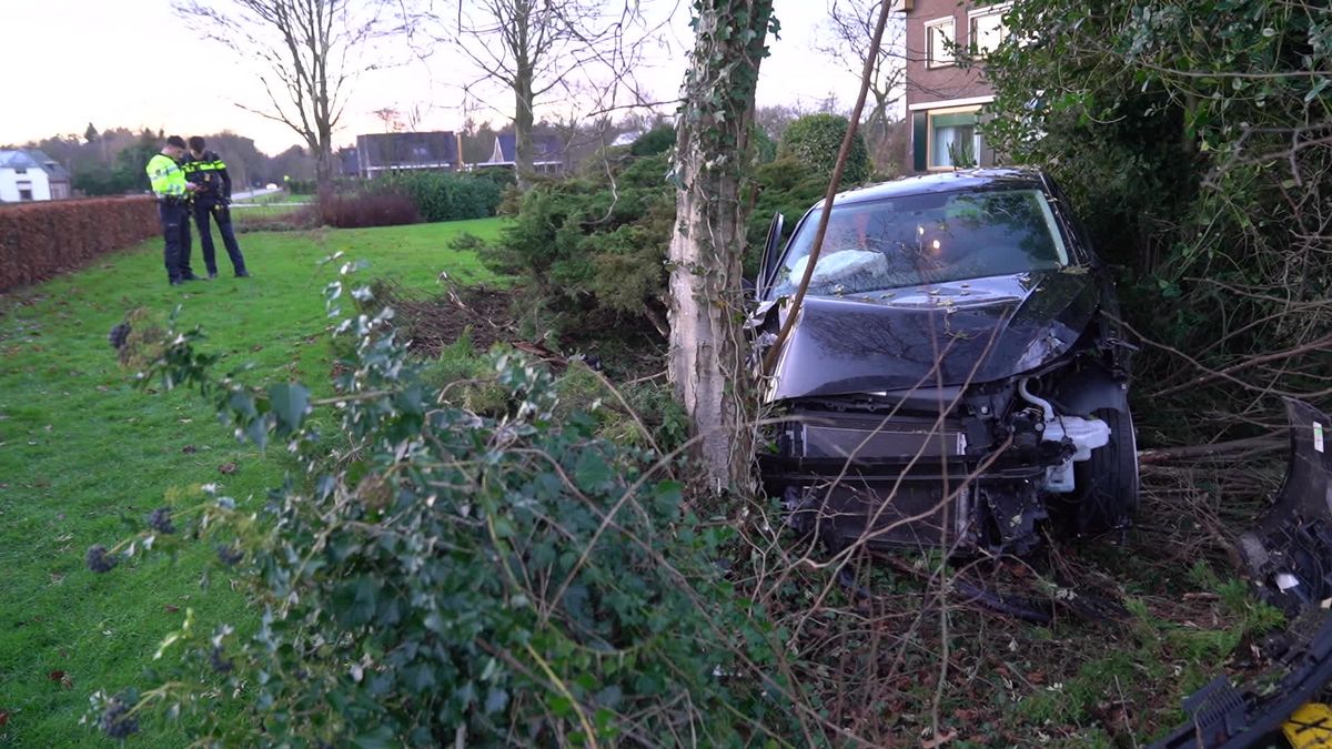 Auto belandt in voortuin van woning aan de Boxbergerweg in Wesepe