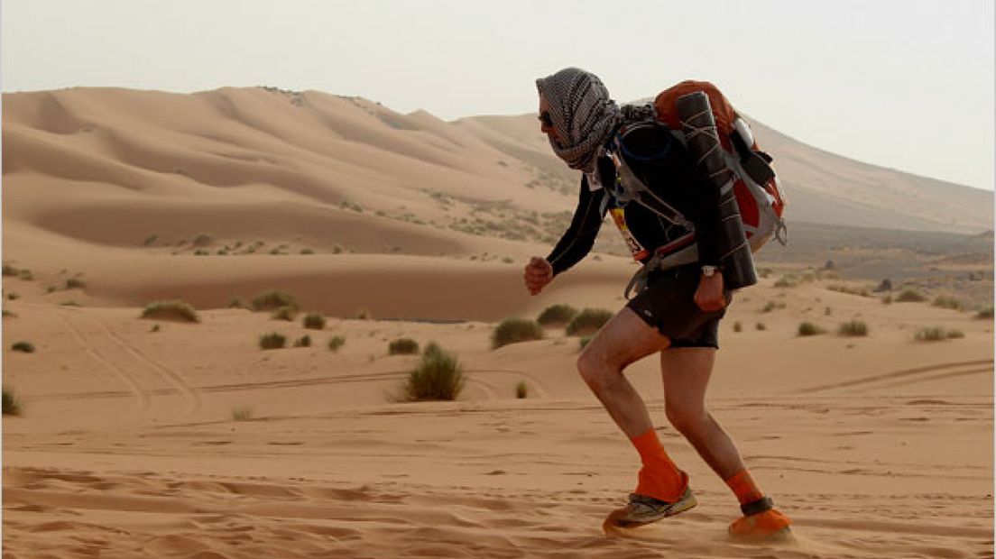 Mario Penzen uit Wolfheze vertrekt vandaag naar Zuid-Marokko om zondag mee te doen aan de zwaarste hardloopwedstrijd van de wereld: de Marathon des Sables ofwel marathon van het zand.