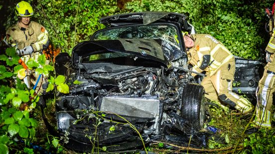 Brandweer bevrijdt automobilist uit auto na frontale botsing Home