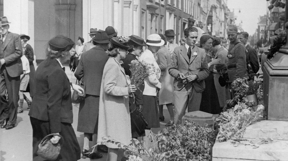 Noordeinde Den Haag: bloemen worden gelegd bij het standbeeld van Willem de Zwijger - publiek domein