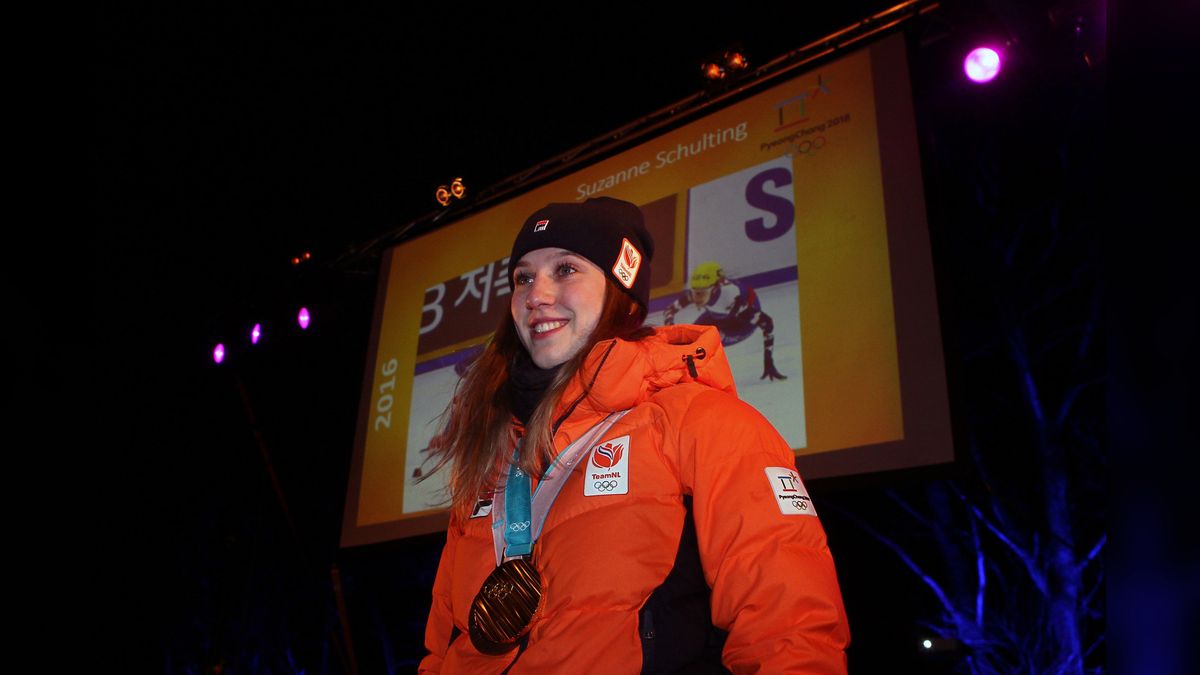 Honderden fans huldigen Suzanne Schulting bij -8 graden