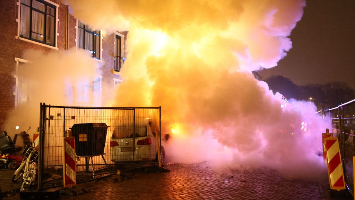 Auto volledig uitgebrand in Moerwijk