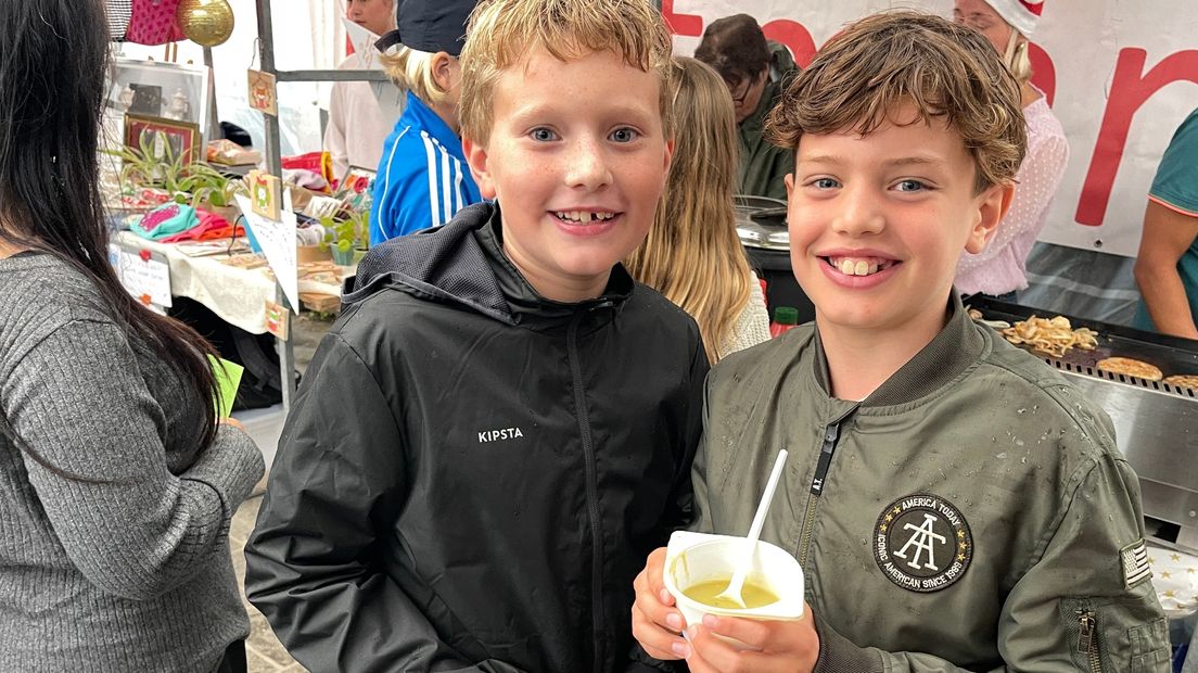 Pepijn en Tobias eten snert tijdens het feest
