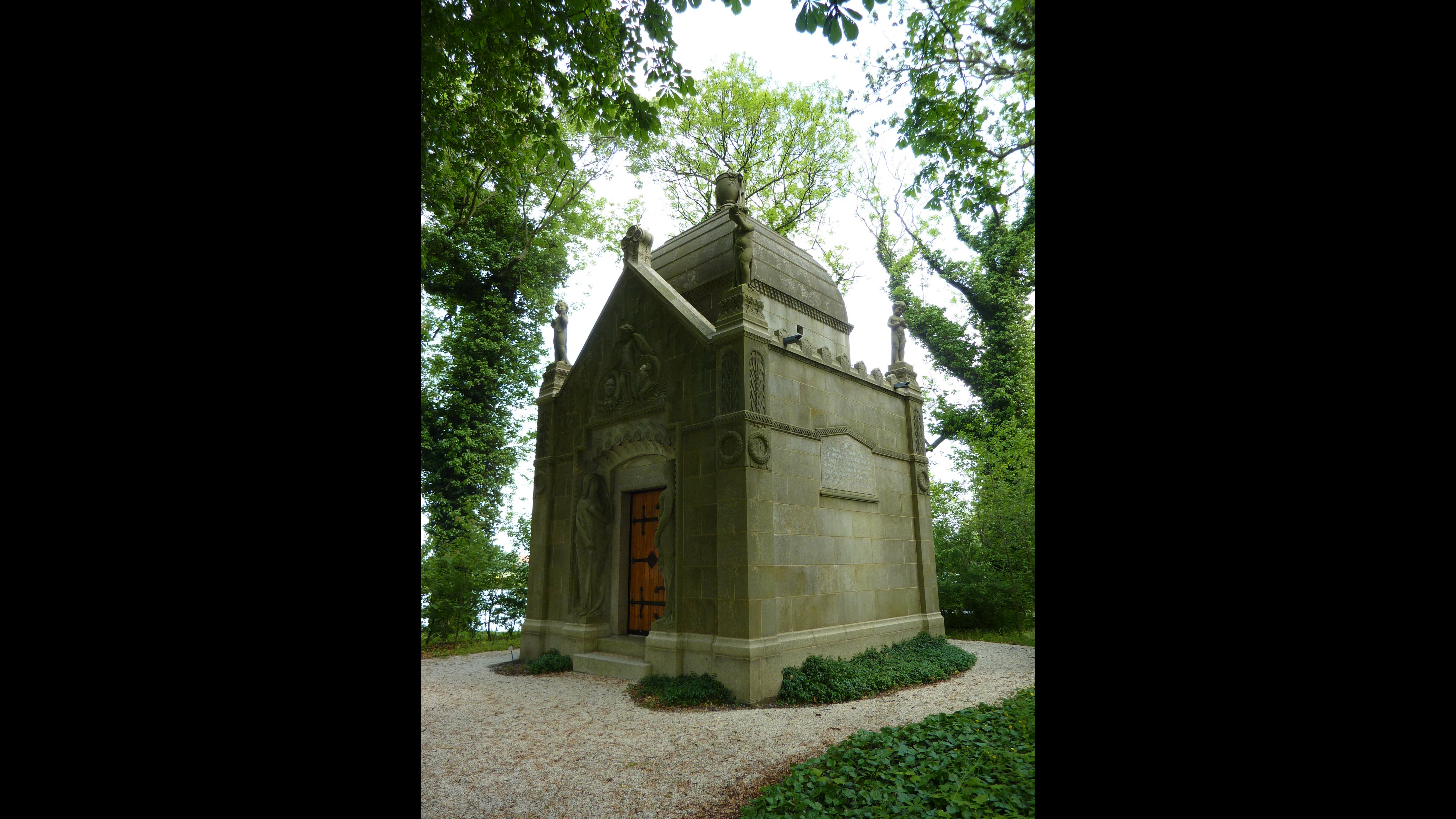 Het mausoleum in Akkrum voor de restauratie