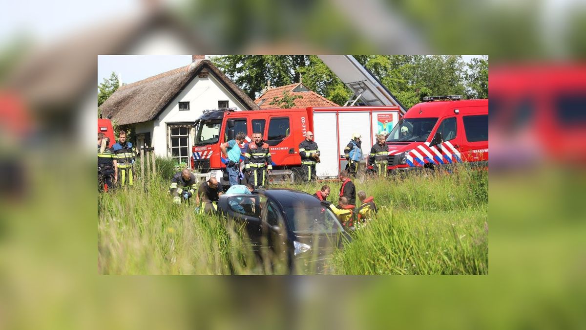 Auto in de sloot bij Oudega; traumahelikopter opgeroepen