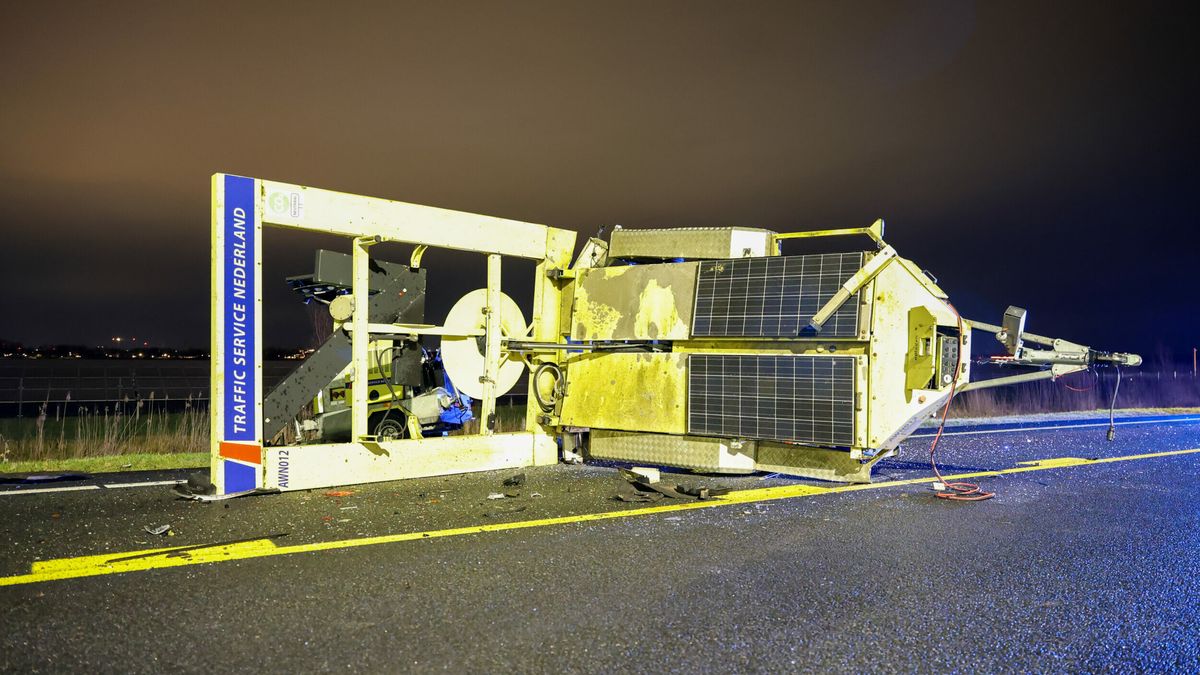 Auto rijdt tegen pijlwagen bij Leeuwarden: bestuurder aangehouden na grote zoektocht