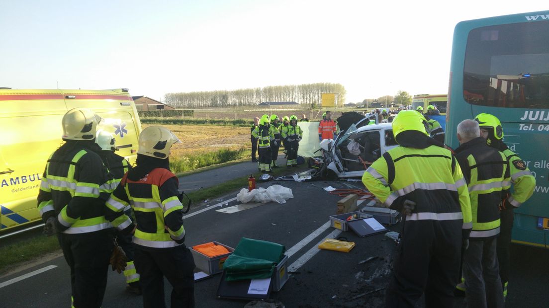 Op de Van Heemstraweg in Wamel is woensdagavond een ongeluk gebeurd waarbij twee personenauto's en een steekbus betrokken zijn geraakt. Daarbij is één vrouw zwaargewond geraakt, een man raakte lichtgewond.