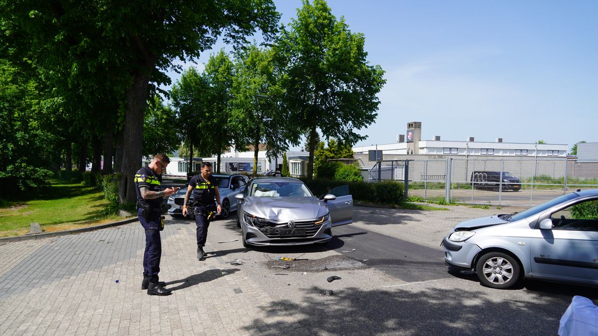 112 Nieuws: Frontale botsing in Zwolle: bestuurster gewond | Scooterrijder gewond in Enschede