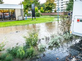 Straat in Emmen staat blank door waterleidingbreuk